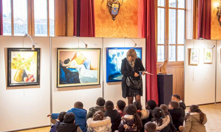 Des élèves en visite à l'exposition de Noël 