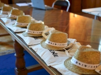 LES TOTE BAGS ET LES CHAPEAUX QUI LEUR SONT REMIS