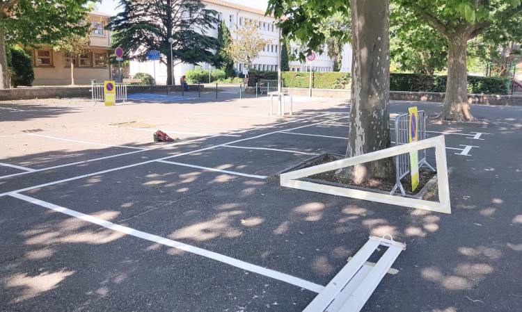 Marquage au sol du parking de l'école Curie terminé