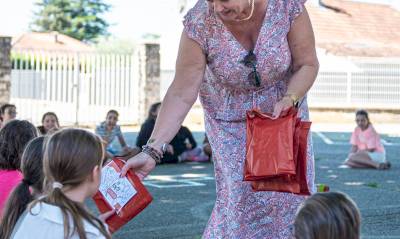 Remise de cadeaux aux classes de GS et CM2 Remise de cadeaux aux classes de GS et CM2