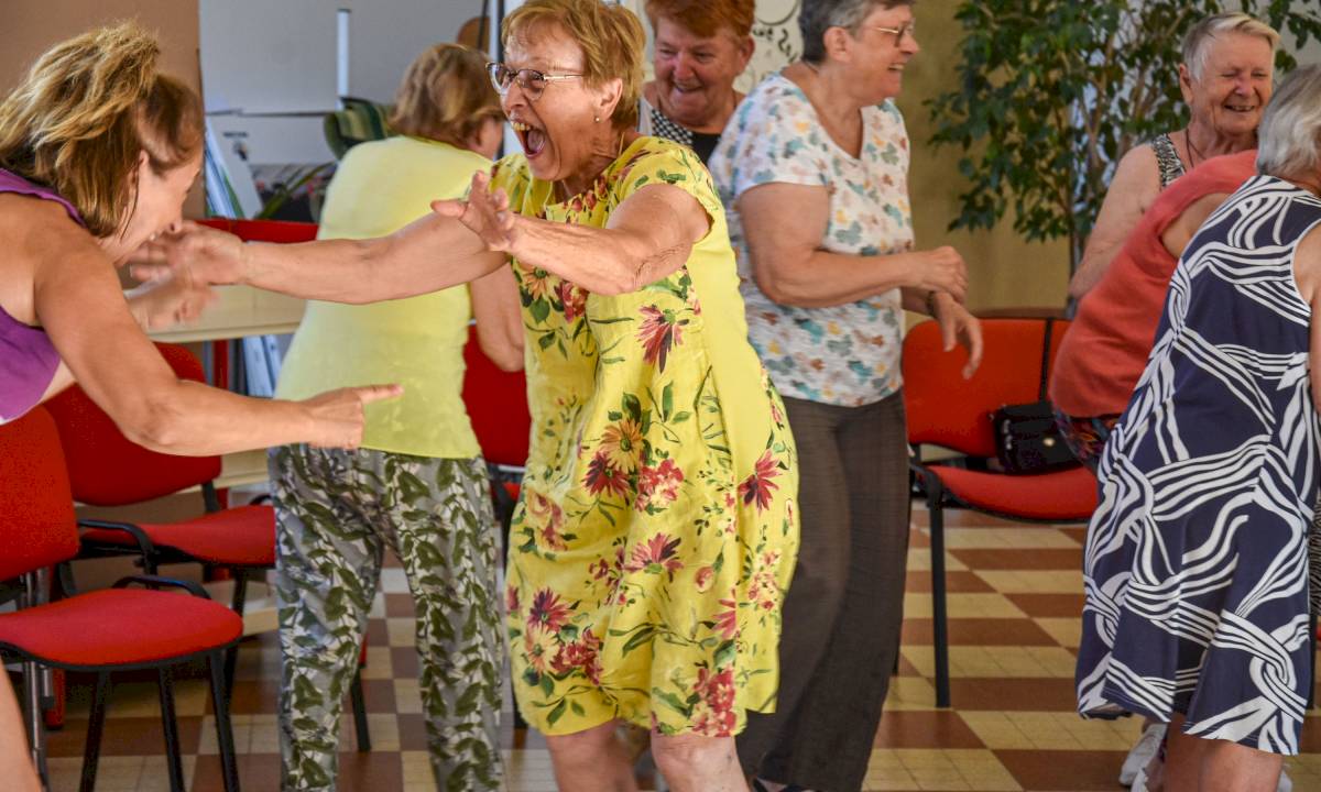 Retour en images sur l'Atelier Yoga du Rire pour Séniors à Bollène