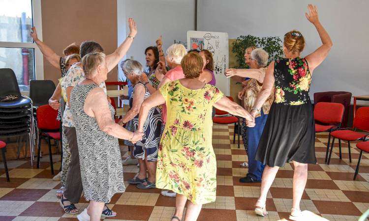 Retour en images sur l'Atelier Yoga du Rire pour Séniors à Bollène