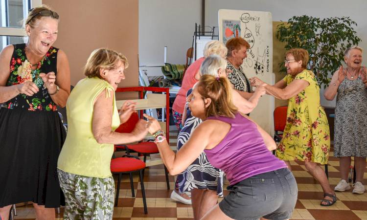 Retour en images sur l'Atelier Yoga du Rire pour Séniors à Bollène