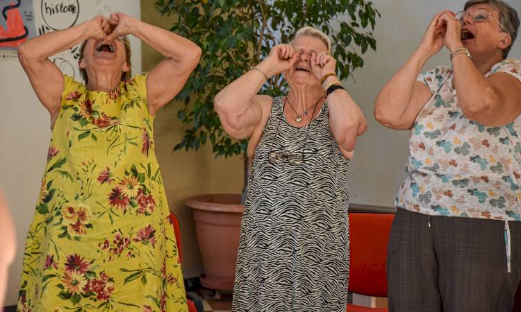 Retour en images sur l'Atelier Yoga du Rire pour Séniors à Bollène