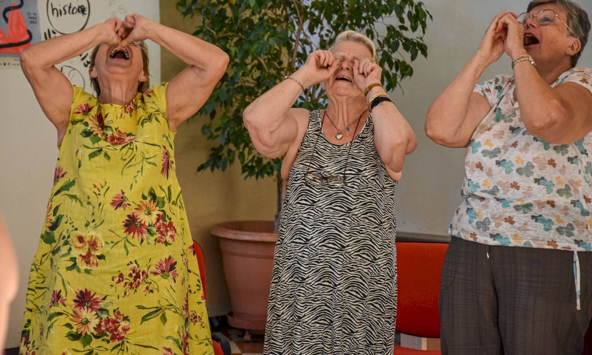 Retour en images sur l'Atelier Yoga du Rire pour Séniors à Bollène