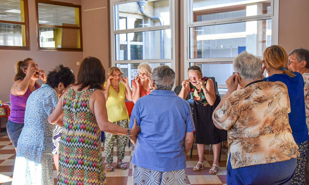 Retour en images sur l'Atelier Yoga du Rire pour Séniors à Bollène