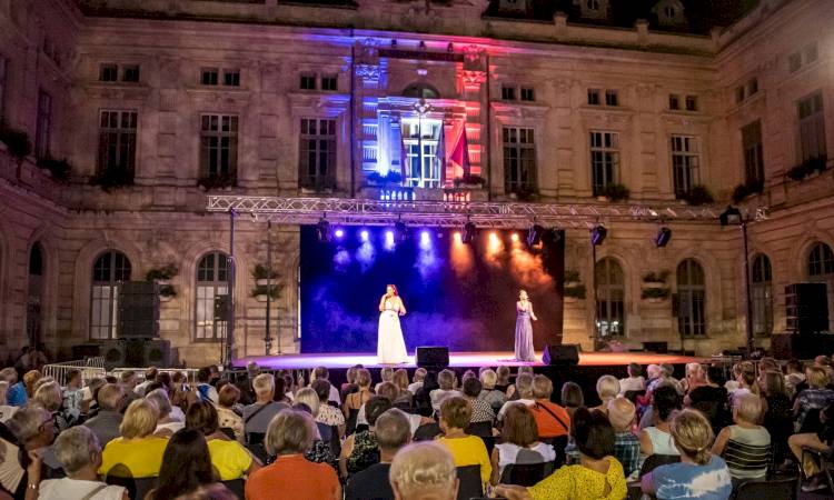 Plumes et paillettes au rendez-vous