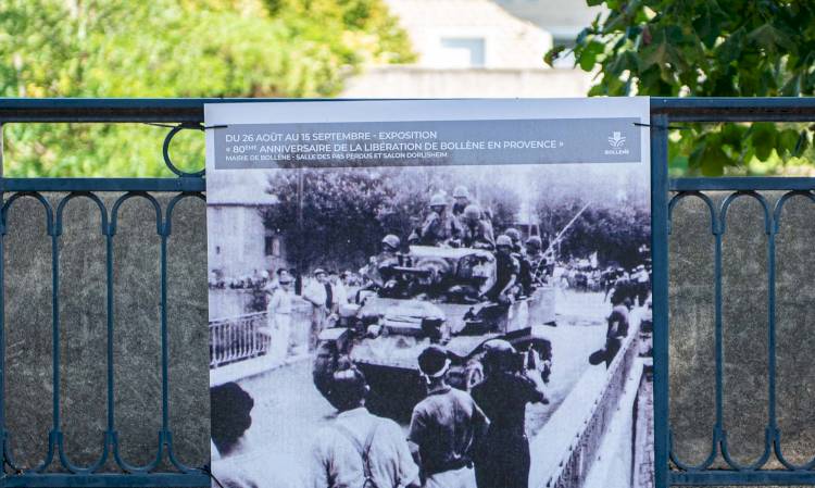 Exposition de photos d'époque en plein air dans les rues de Bollène... sur le trajet du défilé du 26 août