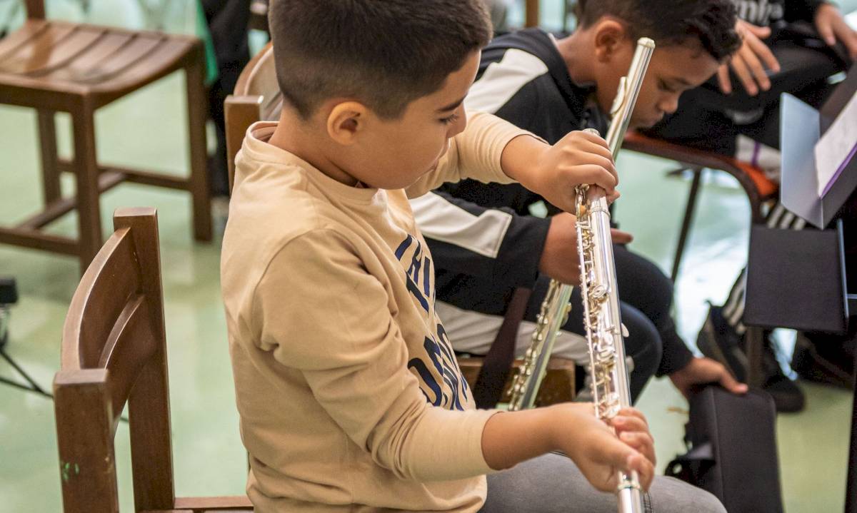 Distribution d’instruments de musique à l’école élémentaire Giono !