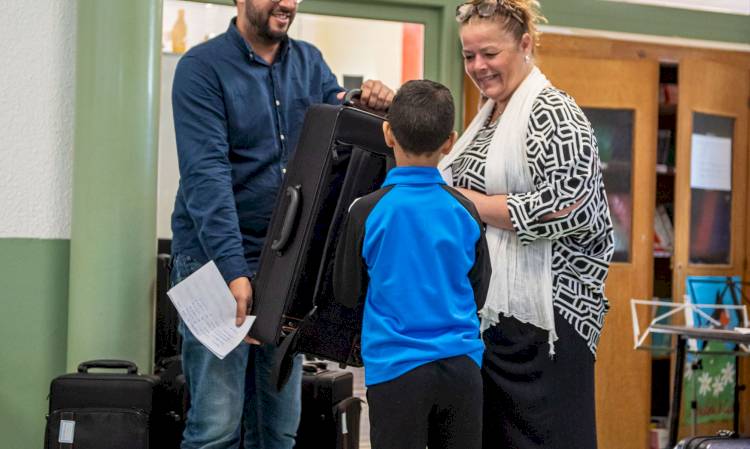 Distribution d’instruments de musique à l’école élémentaire Giono !