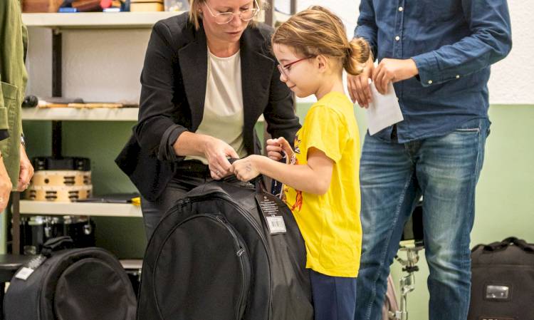 Distribution d’instruments de musique à l’école élémentaire Giono !