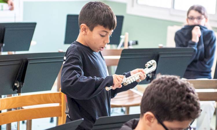 Distribution d’instruments de musique à l’école élémentaire Giono !