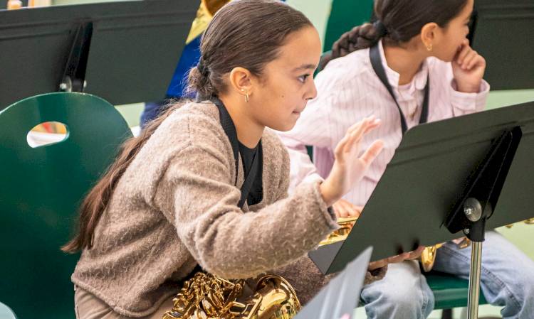 Distribution d’instruments de musique à l’école élémentaire Giono !