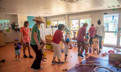 La crèche fête la lune La crèche fête la lune