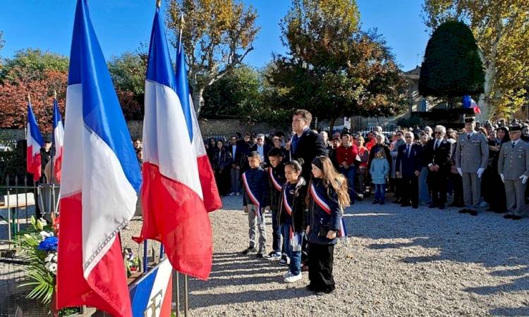 Retour en images sur les commémorations du 11 novembre au monument aux morts de la ville de Bollène 